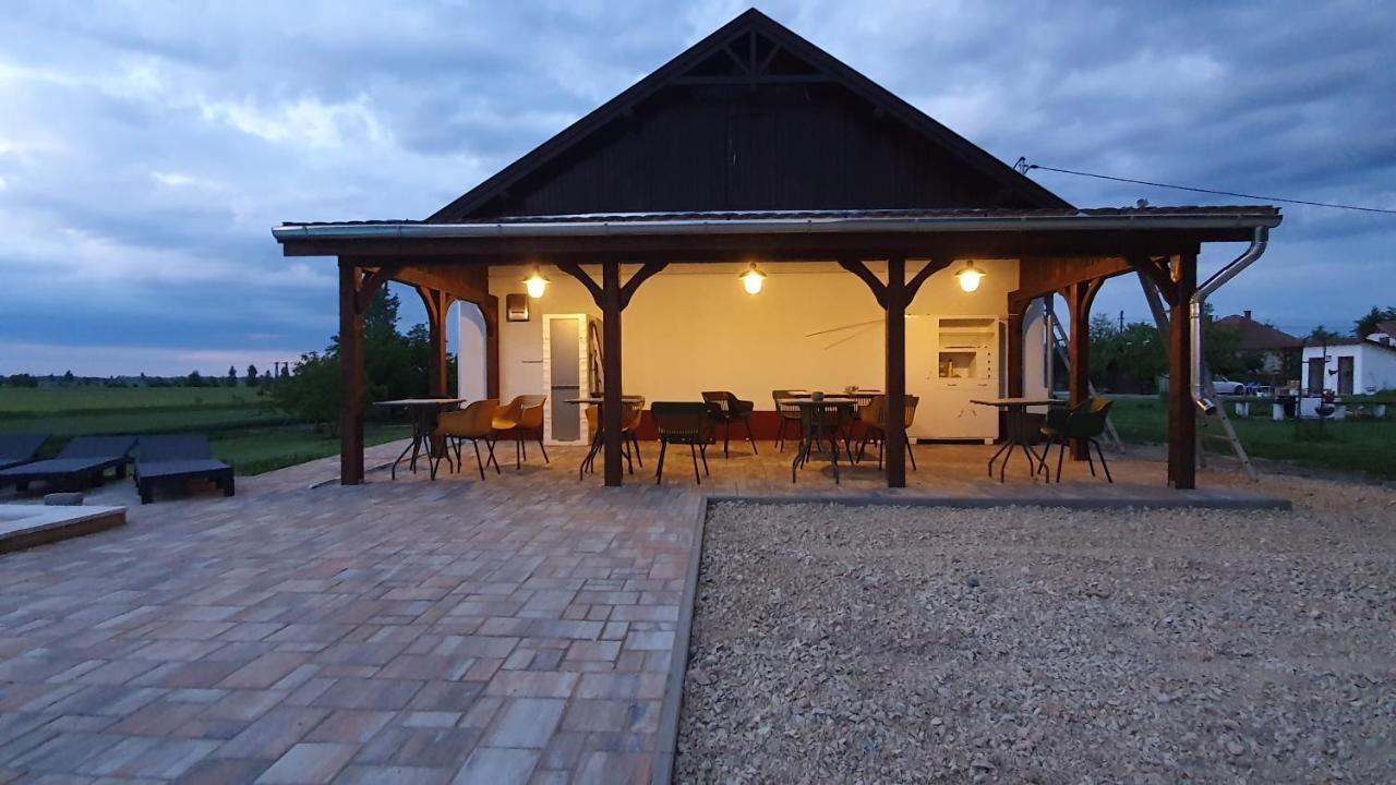 Bed and Breakfast Tisza White House Tiszaszolos Екстер'єр фото