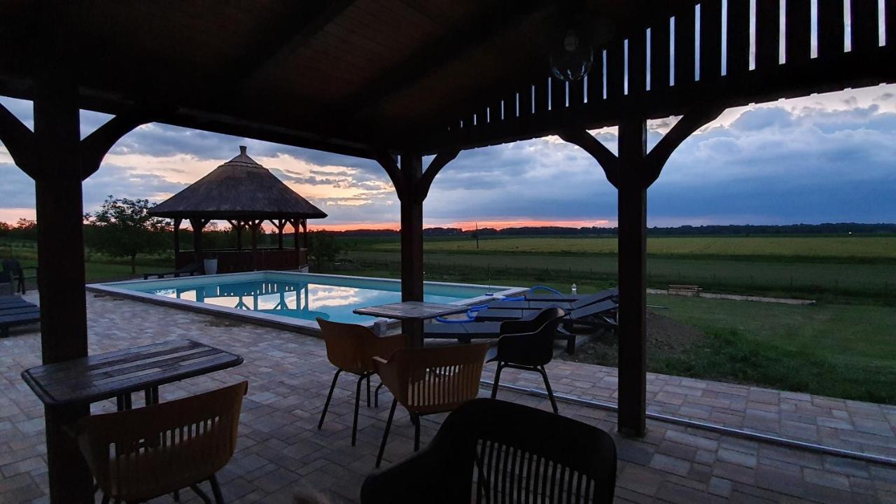 Bed and Breakfast Tisza White House Tiszaszolos Екстер'єр фото
