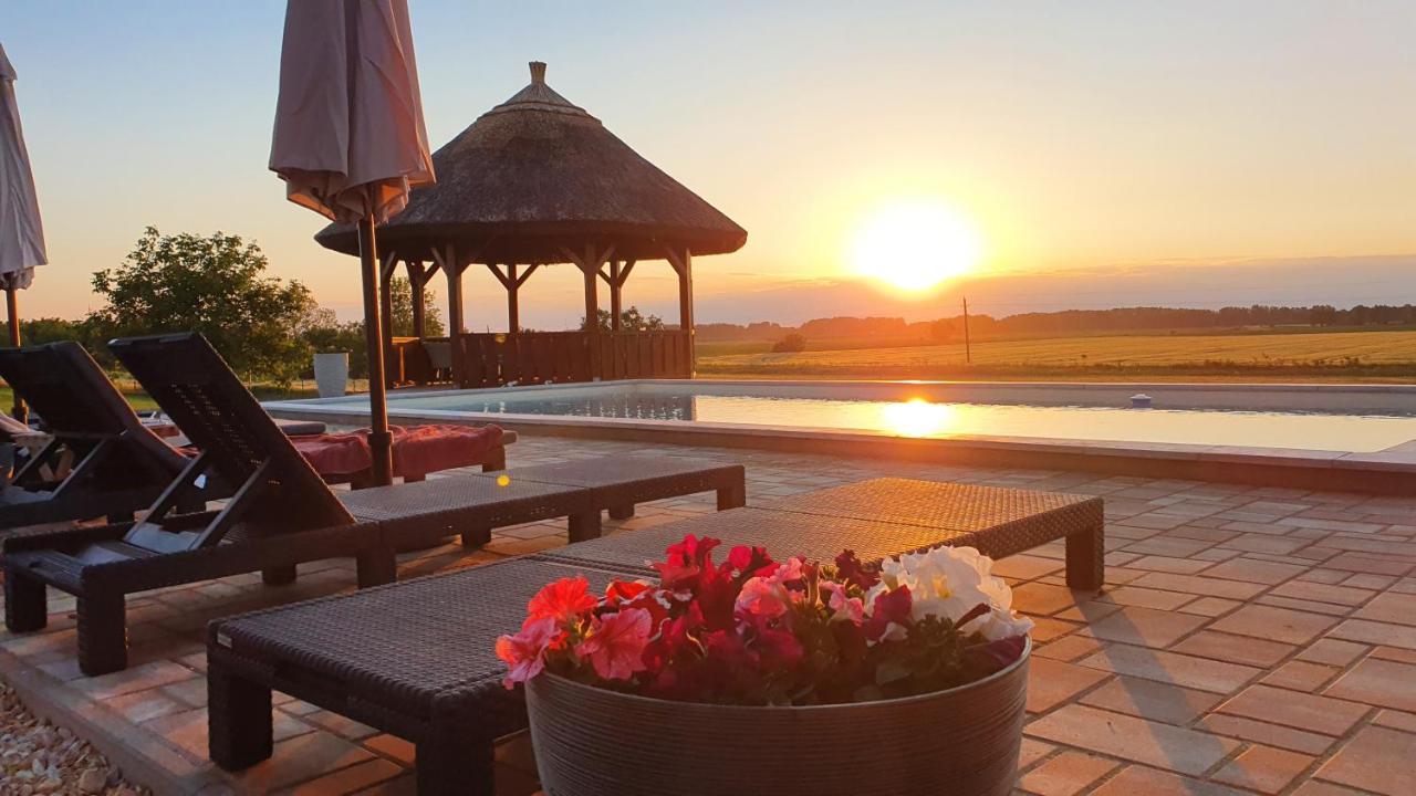 Bed and Breakfast Tisza White House Tiszaszolos Екстер'єр фото