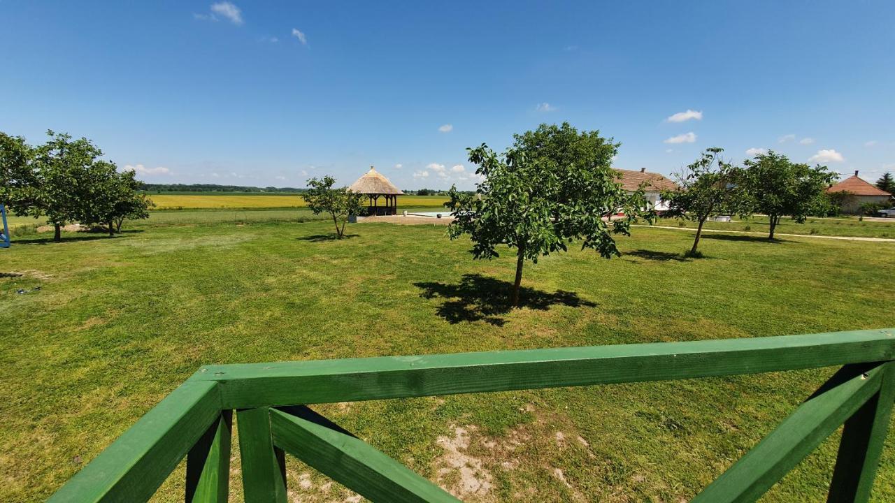 Bed and Breakfast Tisza White House Tiszaszolos Екстер'єр фото