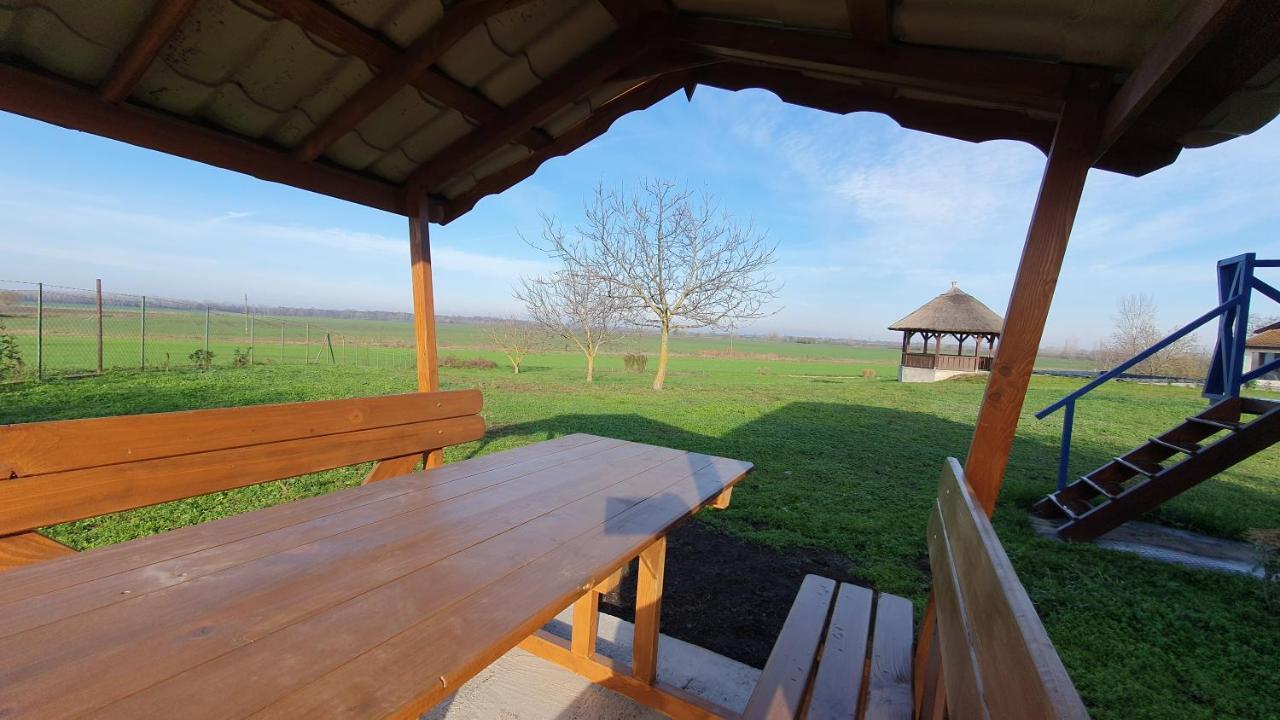 Bed and Breakfast Tisza White House Tiszaszolos Екстер'єр фото