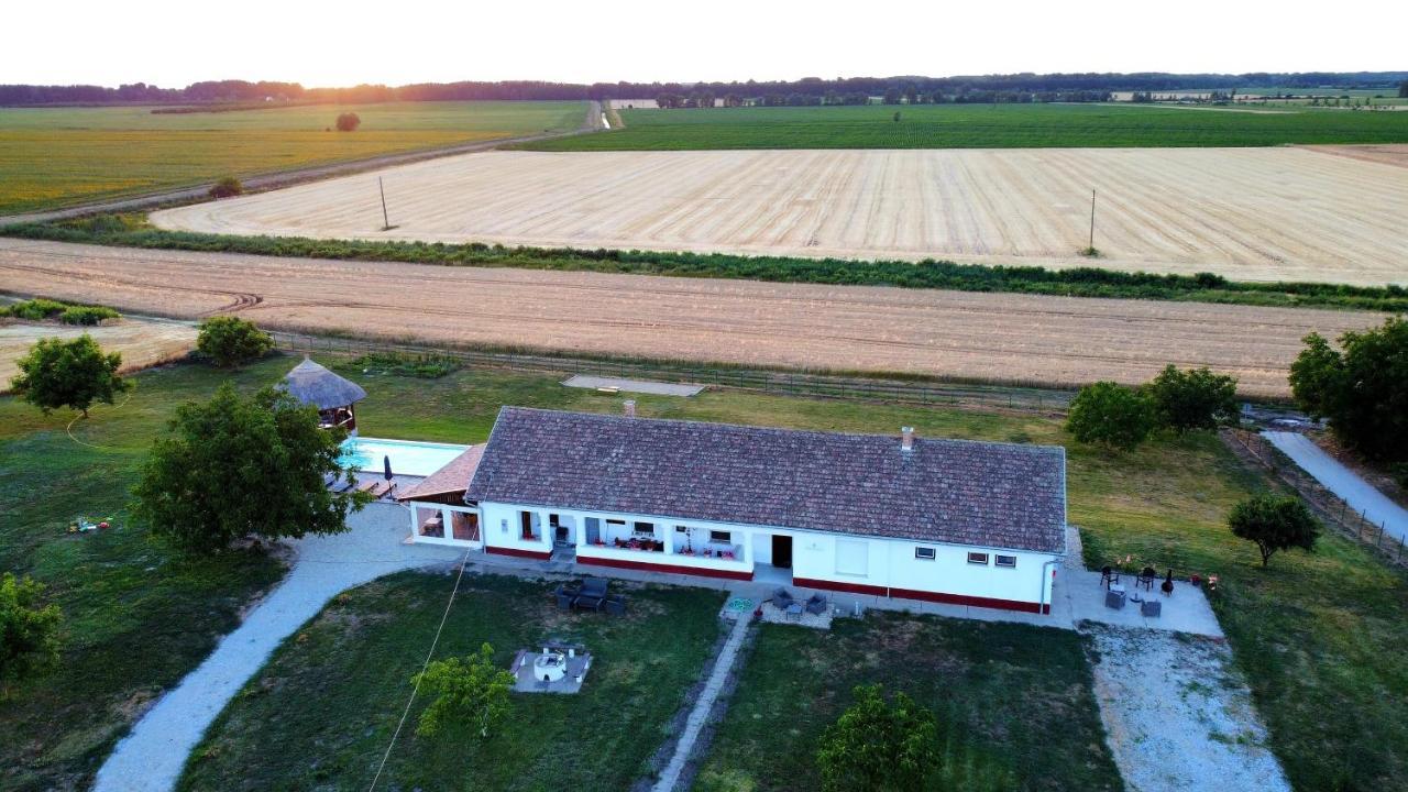 Bed and Breakfast Tisza White House Tiszaszolos Екстер'єр фото
