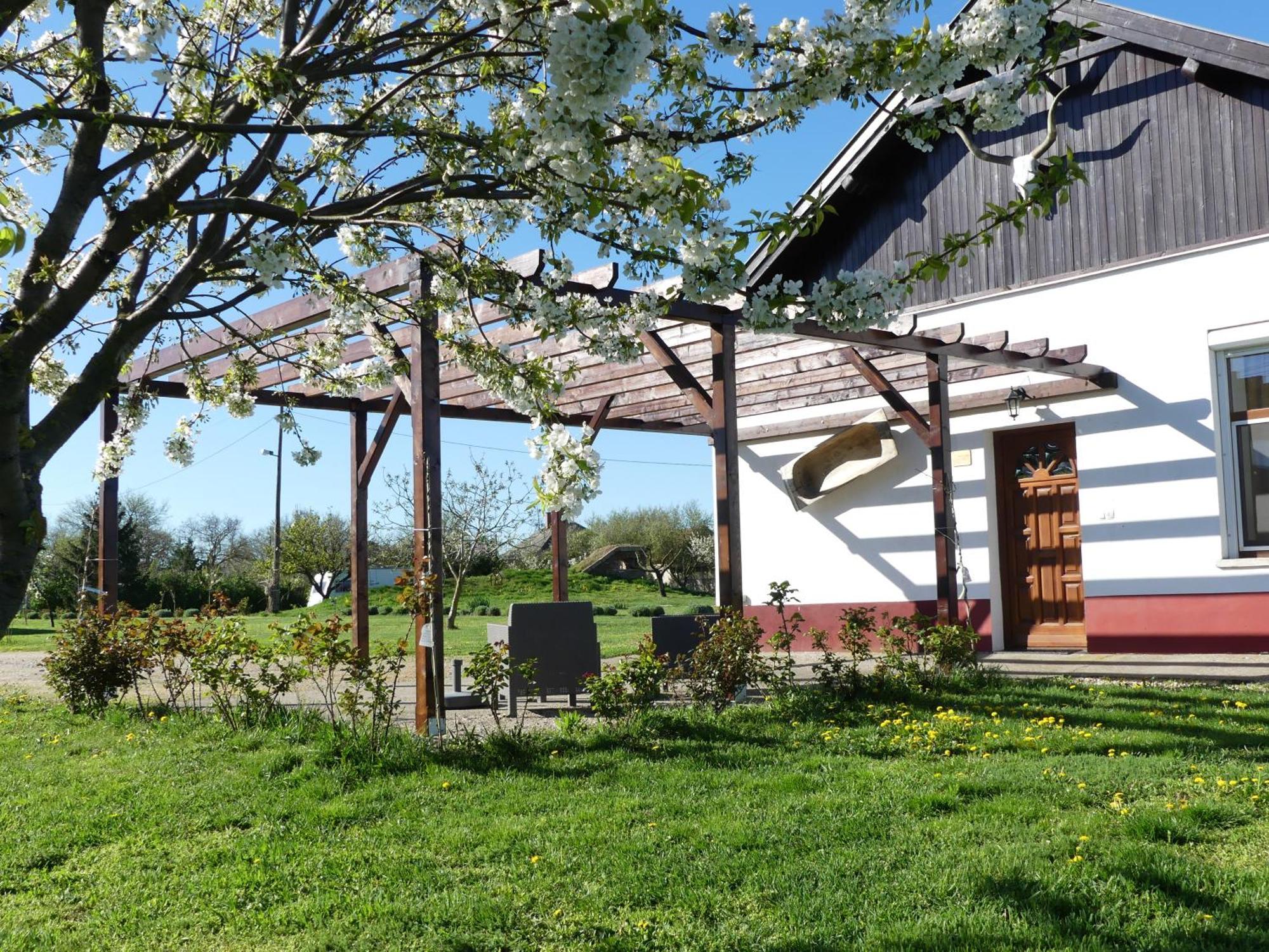 Bed and Breakfast Tisza White House Tiszaszolos Екстер'єр фото